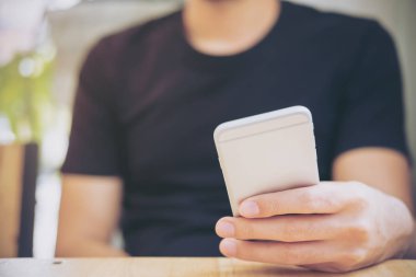 Akıllı telefon kullanan adam.