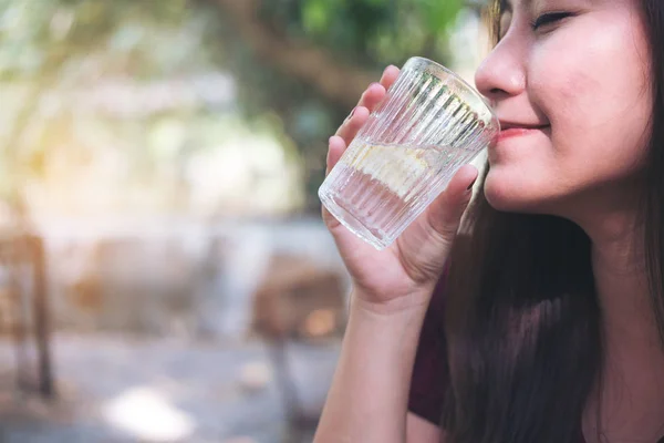 Mujer beber agua — Foto de Stock