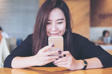 Akıllı telefon kullanan kadın