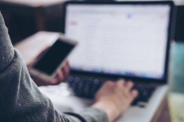 akıllı telefon ve bilgisayar kullanan kadın