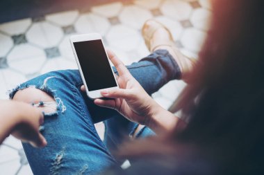 sahte akıllı telefon kullanan kadın
