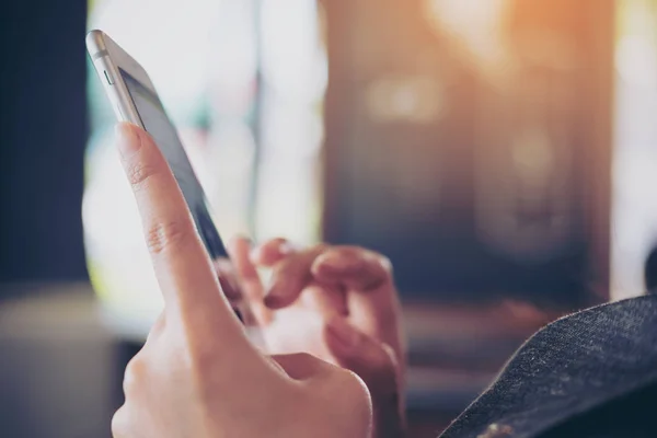 Mujer usando teléfono inteligente — Foto de Stock