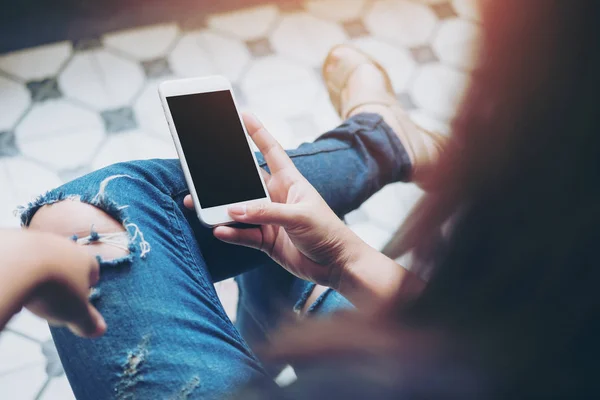 Mujer usando simulacro de teléfono inteligente — Foto de Stock