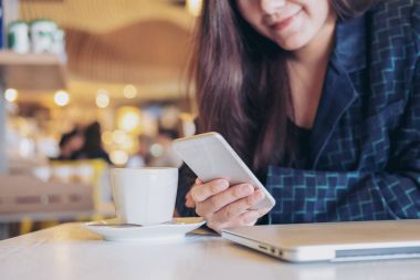 Akıllı telefon kullanan kadın