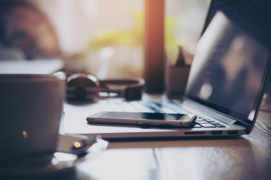 Dizüstü bilgisayar ve akıllı telefon