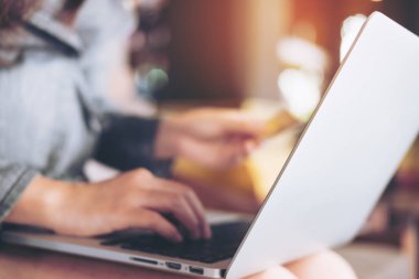 Dizüstü bilgisayar kullanan kadın