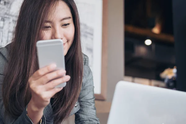 Mujer usando teléfono inteligente —  Fotos de Stock