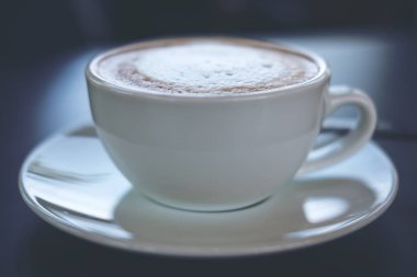 Kahve fincanını kapat.