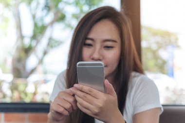 Akıllı telefon kullanan kadın