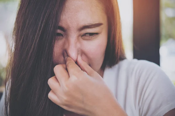Γυναίκα αισθάνεται άσχημα με τη μυρωδιά — Φωτογραφία Αρχείου