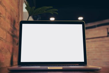 Masa üstünde laptop kadar alay