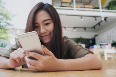 Akıllı telefon kullanan kadın