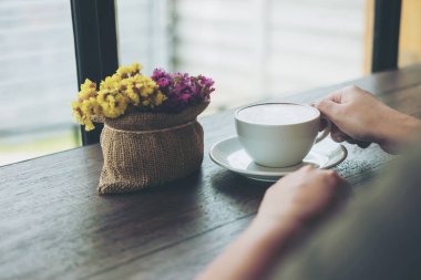 Kadının el ve kahve