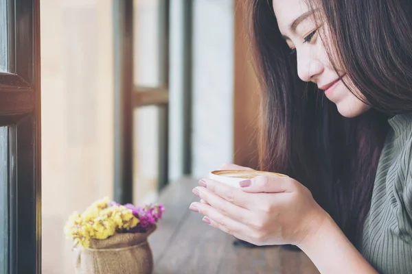 Woman and coffee — Stock Photo, Image