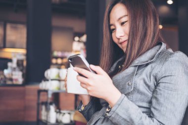 Akıllı telefon kullanan kadın