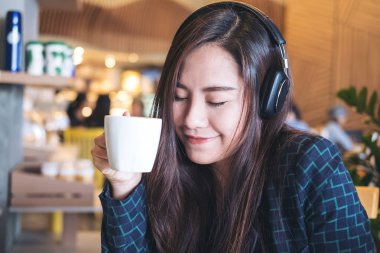 Kadın müzik dinliyor.