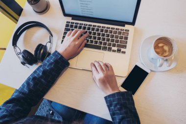 Dizüstü bilgisayarda yazarak iş kadının elleri