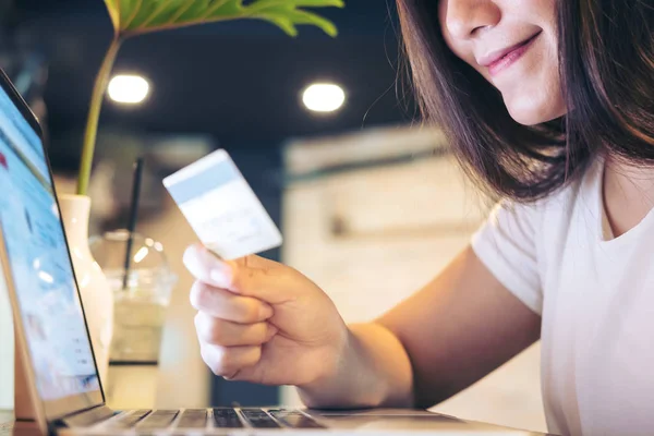 Mujer con tarjeta de crédito —  Fotos de Stock