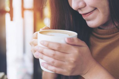 Kadınlar kahve içer.