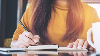 Kadın defter üzerinde yazma