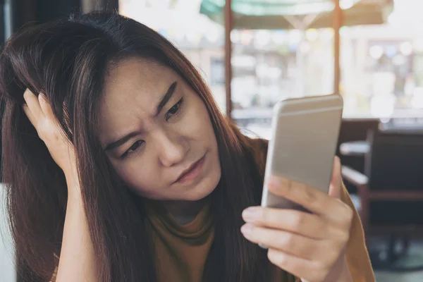 Femme utilisant un téléphone intelligent — Photo