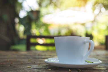Kahve fincanı masada.