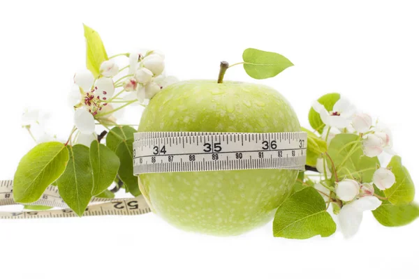 Las manzanas verdes con la medida - natural, la rama del manzano — Foto de Stock