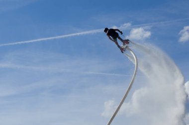 Flyboarding oturum masmavi sularda.