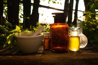 Fizyoterapi - ormandaki bir havanda ısırgan otu.