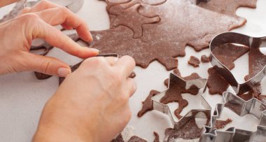 Hamuru hazırlar ve mutfakta zencefilli ekmek ve kurabiye pişirir..