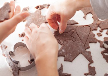 Geleneksel Noel kurabiyesi pişirme.