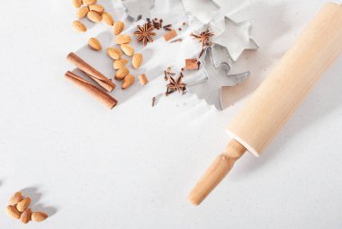 Geleneksel Noel kurabiyesi pişirme.