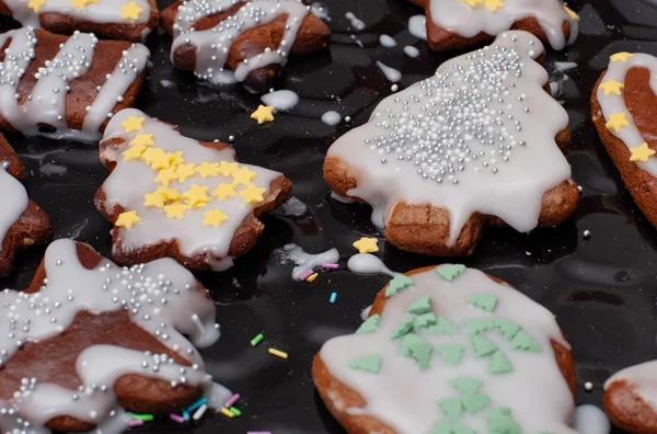 Memanggang kue roti jahe Natal di dapur rumah pada hari musim dingin . — Stok Foto