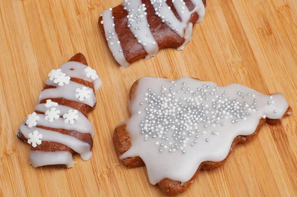 Cuisson de biscuits au pain d'épice de Noël dans la cuisine de la maison le jour d'hiver . — Photo