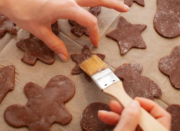 Hornear galletas de jengibre de Navidad en la cocina de la casa en el día de invierno . —  Fotos de Stock