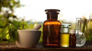 Şifalı bitkilerin üretimi - doğal tedavi yöntemleri. Tabiatın arka planına karşı tıbbi şişelerin bileşimleri.