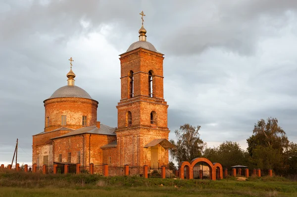 Antigua catedral ortodoxa rusa. Tarde de otoño antes de la puesta del sol . —  Fotos de Stock