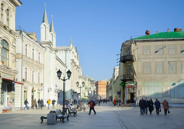 Lidé, budovy, lavičky a lampy Nikolskaya Street v — Stock fotografie
