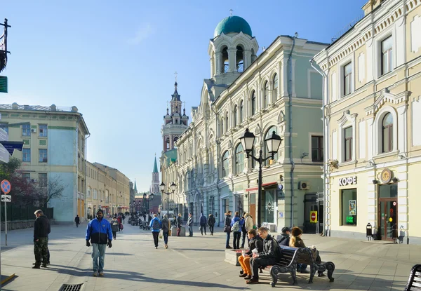 Gente caminando y descansando en la calle Nikolskaya en Moscú — Foto de Stock