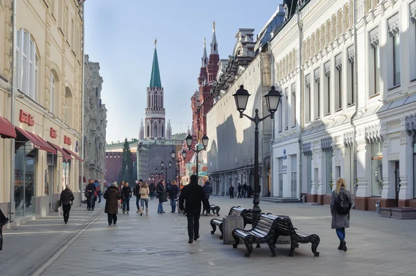 Calle Nikolskaya y torre Nikolskaya del Kremlin en Moscú — Foto de Stock