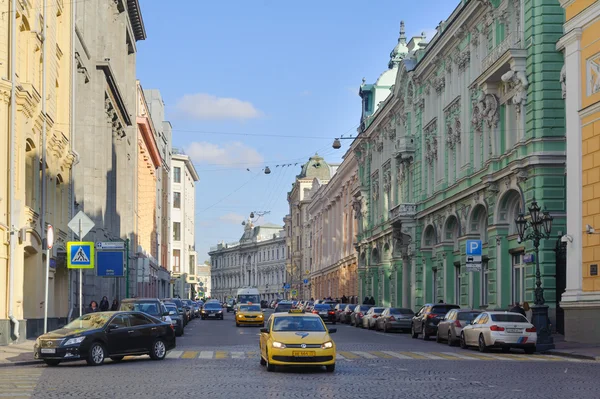 Budovy a auta na ulici Ilinka v Moskvě — Stock fotografie