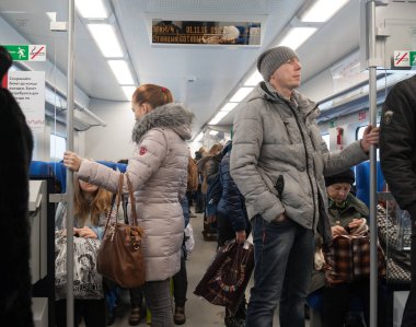 Ayakta ve tren oturan yolcular. Moskova Merkezi daire.
