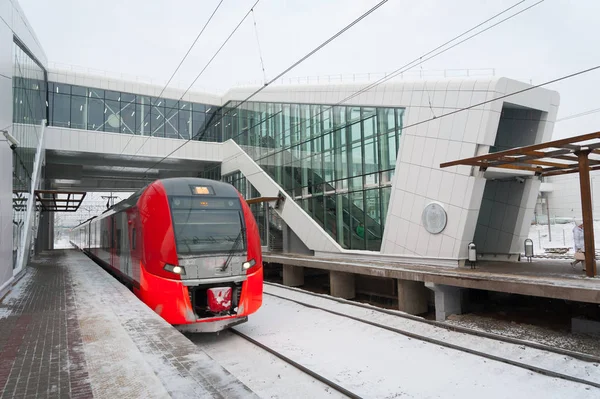 "Lastochka "tåg anländer till" Vladykino "station i Moskva — Stockfoto