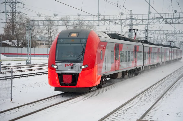 "Lastochka "tåg flyttar på Moskva Central Circle — Stockfoto