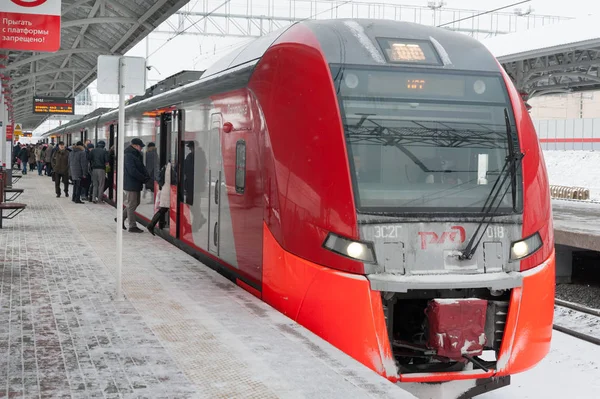 Passagerare i tåg på Moskva Central cirkel — Stockfoto