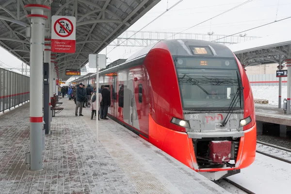 Personer som väntar på boarding till "Lastochka" tåg i Moskva — Stockfoto