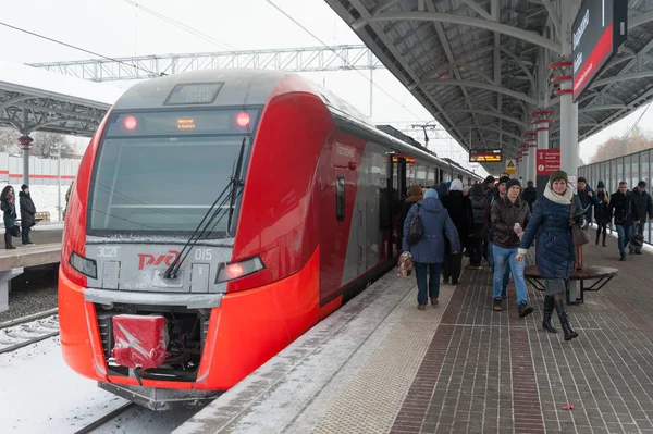 Passagerare som lämnar tåget "Vladykino" station i Moskva — Stockfoto