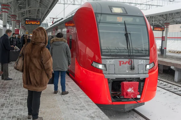 Passagerare stående på plattformen nära tåget. Moskva Central mör — Stockfoto