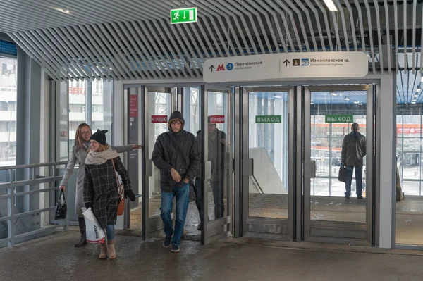 Pasajeros entrantes en la estación "Izmailovo" del Cir Central de Moscú — Foto de Stock