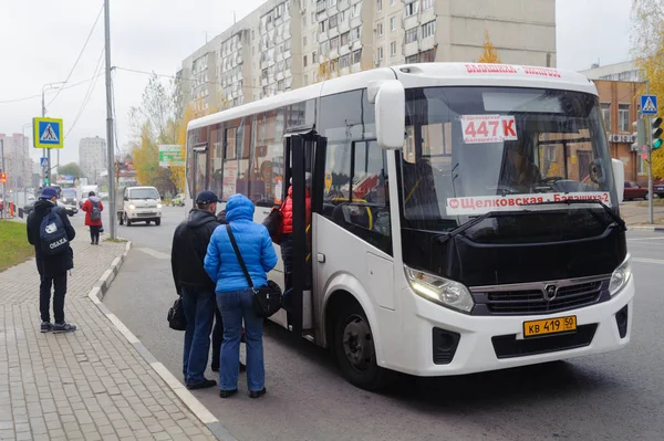 Пассажиры, въезжающие в автобус в Балашихе — стоковое фото